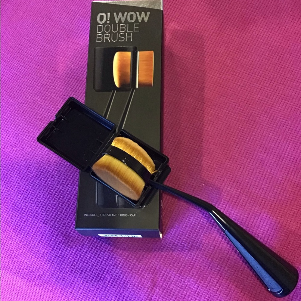 Cailyn Double sided make-up brush.